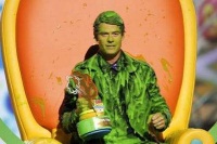 Josh Duhamel tuvo el dudoso honor de ser ingresado al "Salón de la Fama de las flatulencias" y ser bañado en la ya conocida y tradicional sustancia verde.